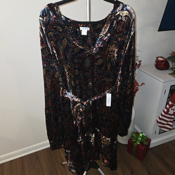 VENUS Dresses & Skirts - Elegant Paisley Velvet Midi Dress